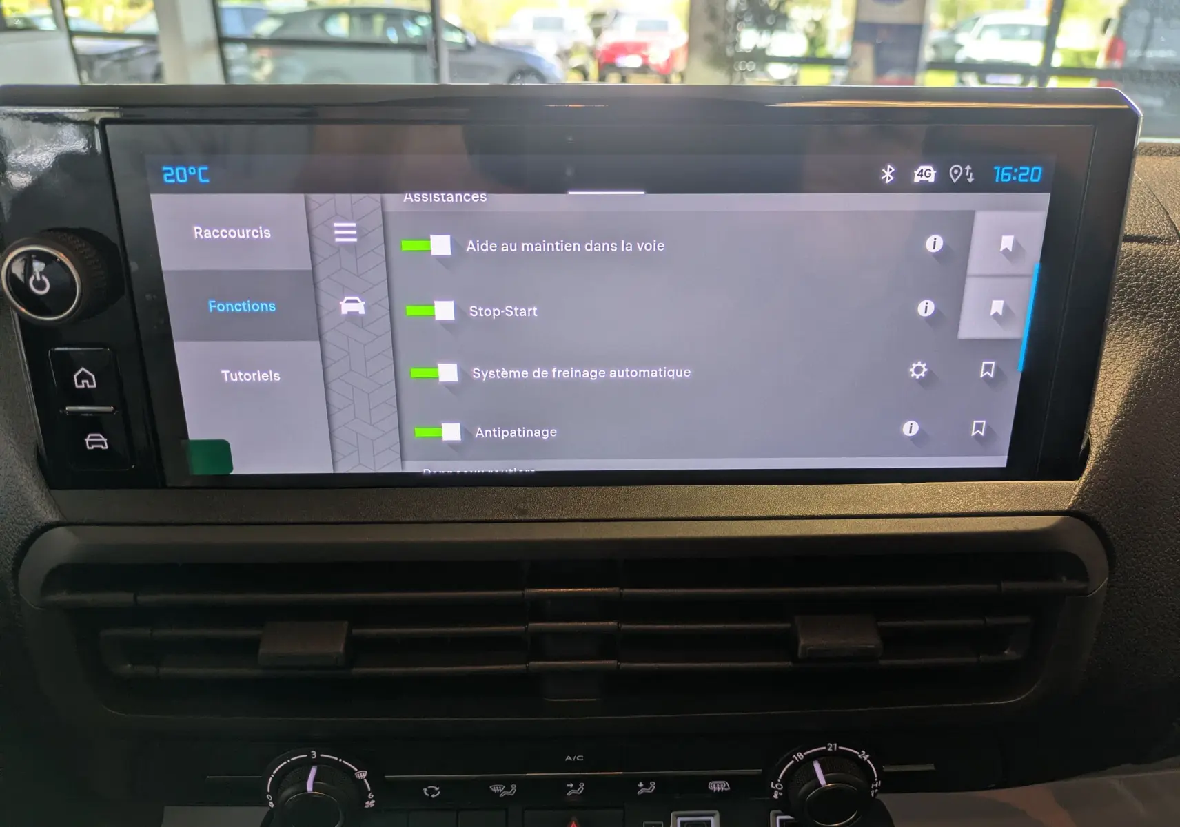 Écran tactile central du tableau de bord du Citroën Jumpy Cabine Approfondie noir, affichant les aides à la conduite.