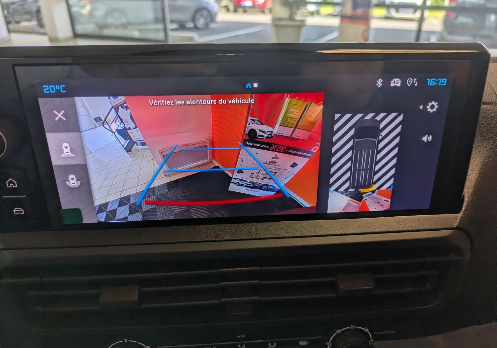 Écran tactile intérieur montrant la caméra de recul et l'affichage 360° du Citroën Jumpy cabine approfondie noir.