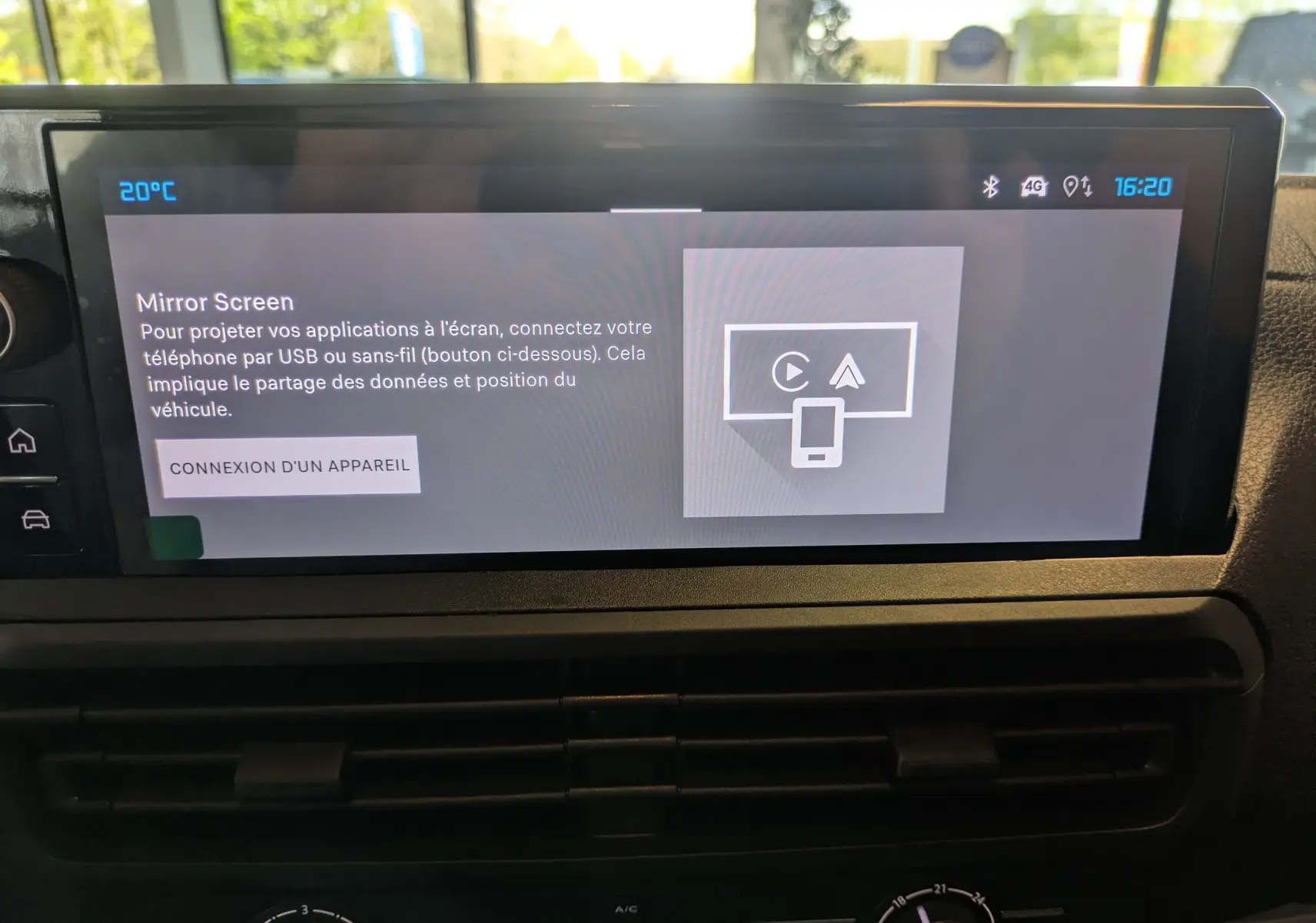 Écran tactile central du tableau de bord du Citroën Jumpy XL noir, affichant l'option Mirror Screen.