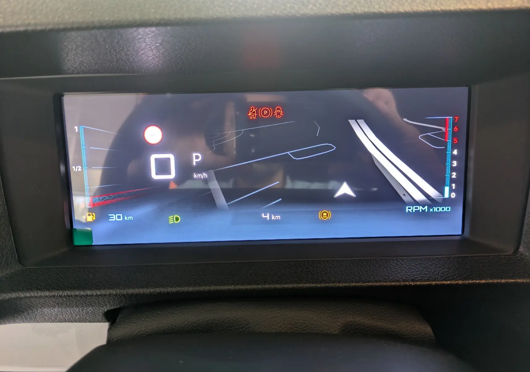 Affichage numérique du combiné de bord du Citroën Jumpy XL noir, vue frontale centrée sur l'écran LCD.