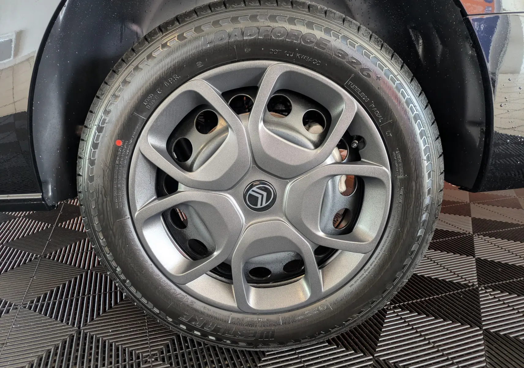 Gros plan sur la jante tôle noire 17'' avec enjoliveur gris du Citroën Jumpy Cabine Approfondie noir 2025.