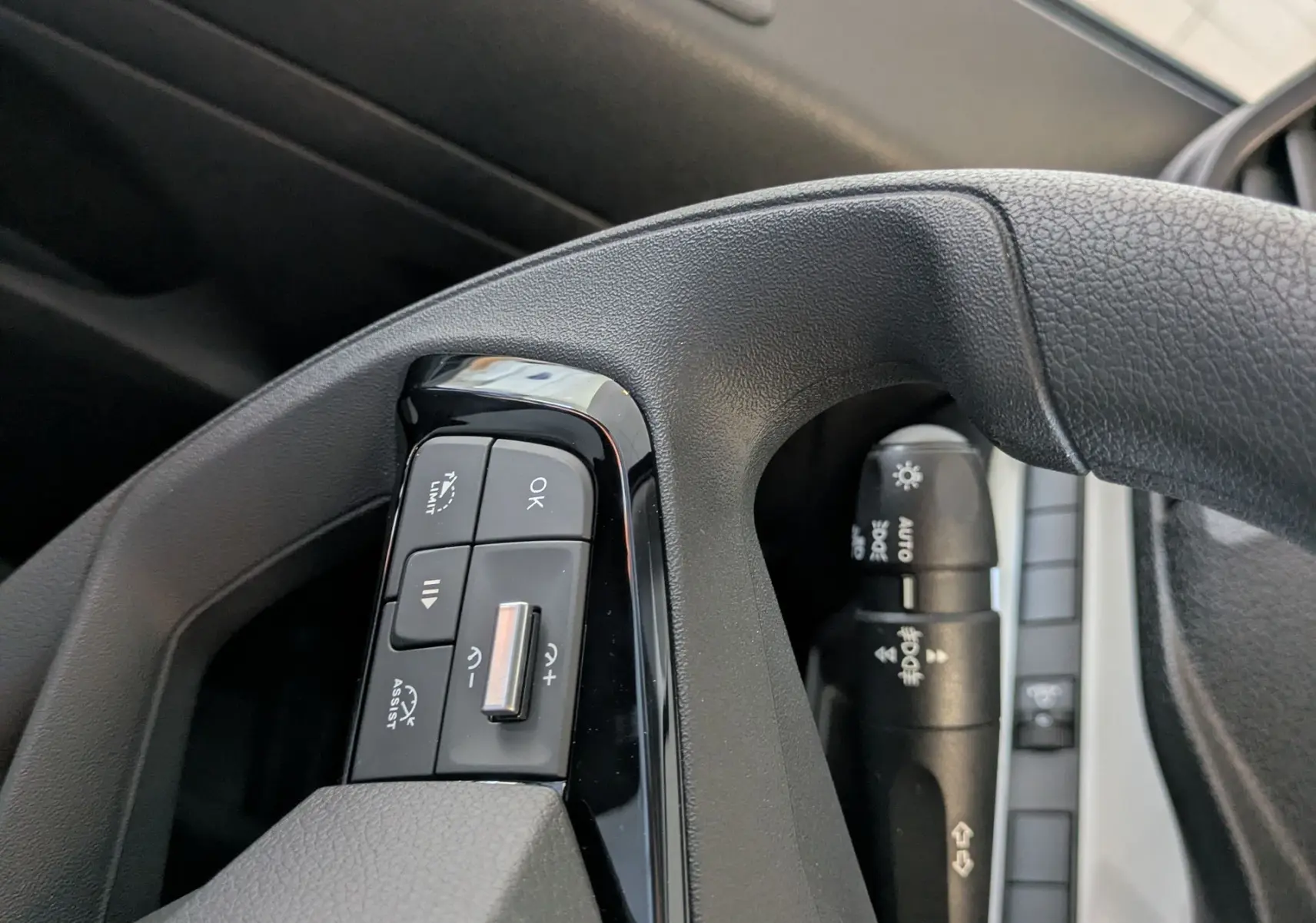 Gros plan sur les commandes au volant noir du Citroën Jumpy Cabine Approfondie 2025, côté gauche.