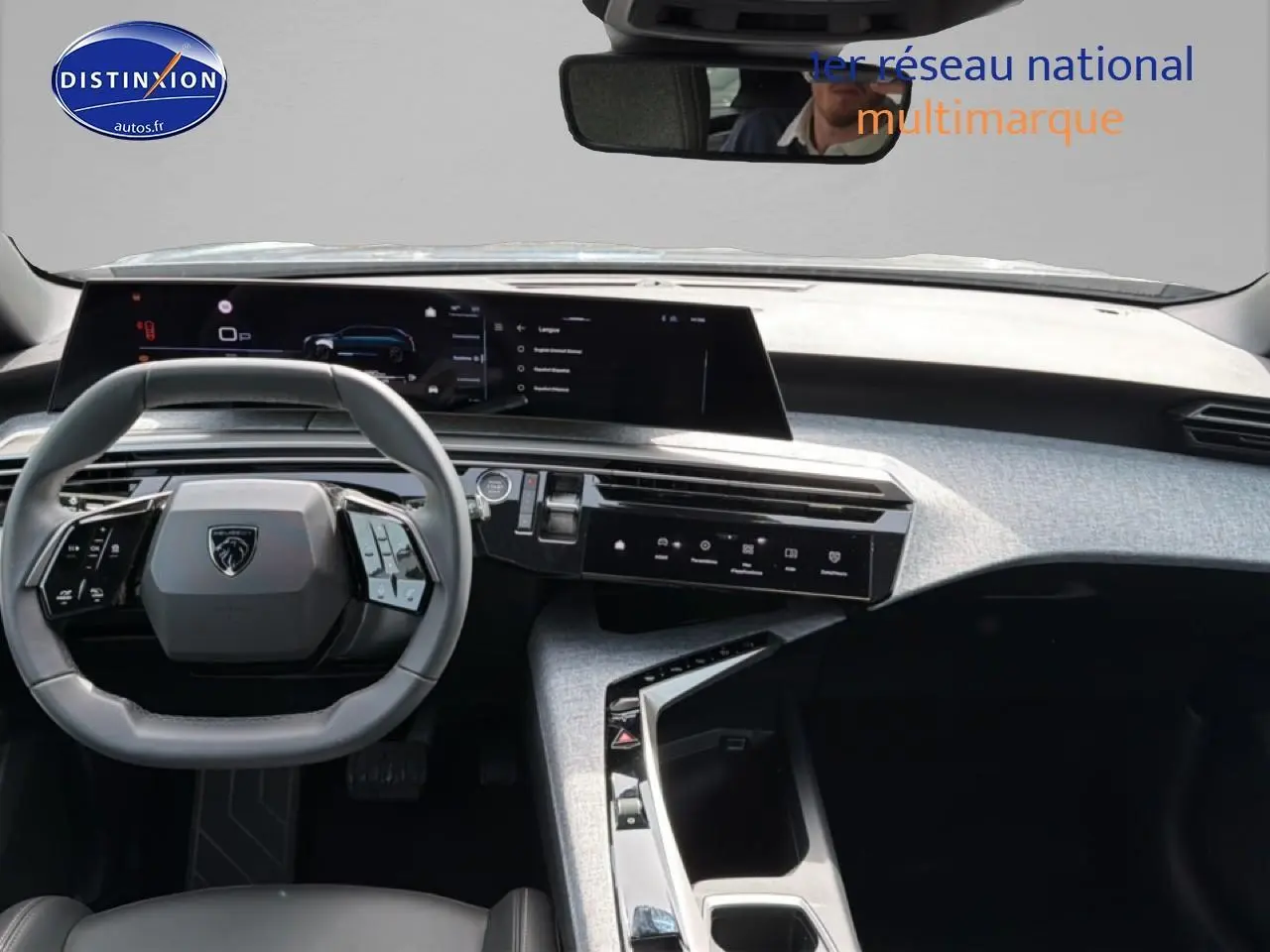 Vue intérieure frontale du Peugeot 5008 Hybrid 145 allure e-dcs6 2025 avec tableau de bord moderne gris et écran tactile large.