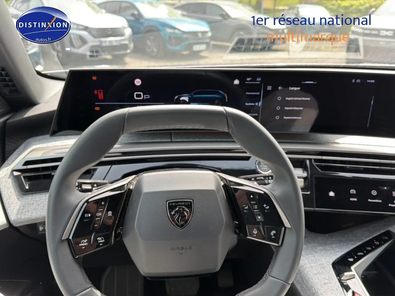 Vue intérieure centrée sur le volant cuir et le tableau de bord numérique du Peugeot 5008 gris Artense 2025.