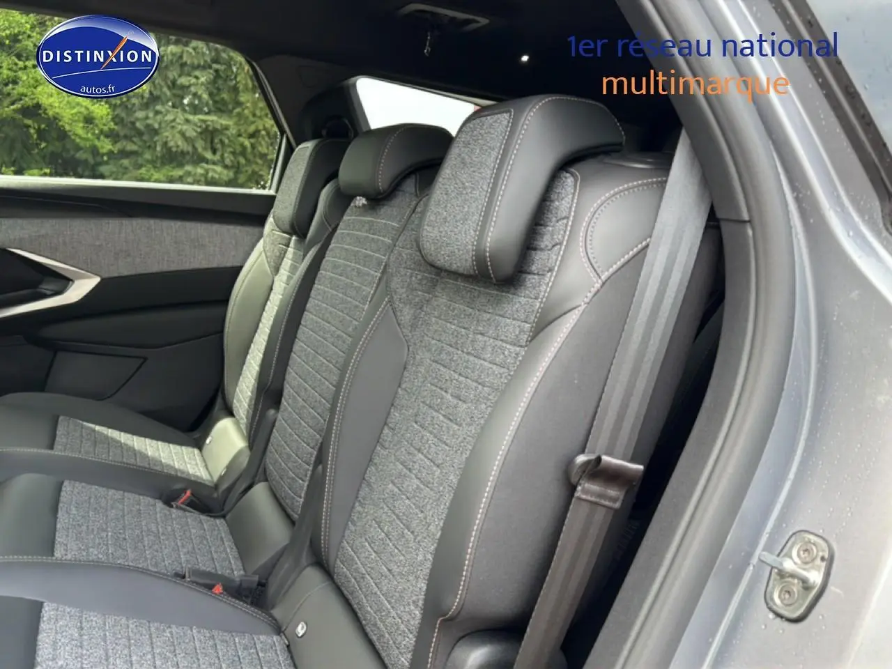Vue côté droit des sièges arrière gris tissu et cuir du Peugeot 5008 Hybrid 145 allure e-dcs6 2025, avec ceinture attachée.