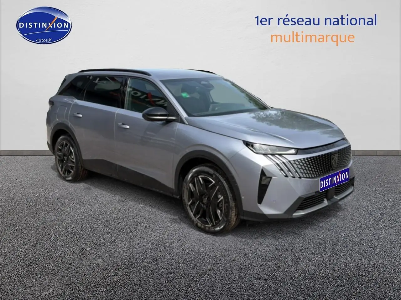 Peugeot 5008 Hybrid gris artense en 3/4 avant droit, avec jantes alu noires et vitres surteintées.