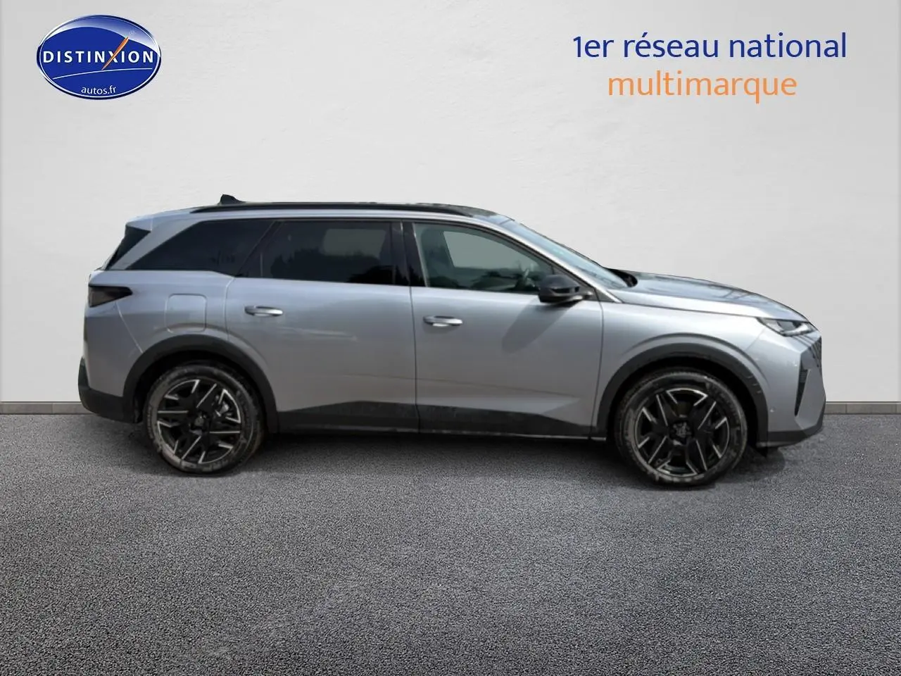 Peugeot 5008 Hybrid gris artense vue de profil côté gauche, avec jantes alu noires et vitres surteintées.
