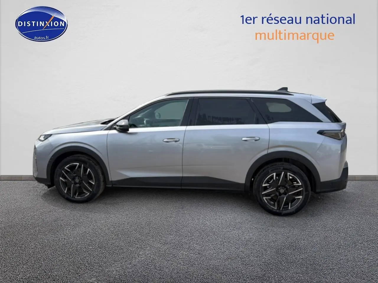 Profil droit du Peugeot 5008 Hybrid 145 allure e-dcs6 gris artense avec jantes alu noires et toit noir.