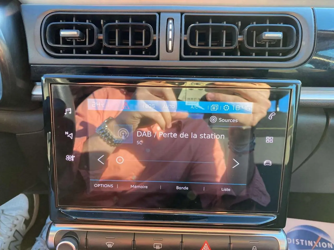 Écran tactile central allumé avec interface multimédia dans l’habitacle gris de la Citroën C3 2022.