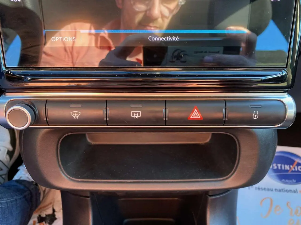 Gros plan sur la console centrale de la Citroën C3 2022 gris Artense, montrant les commandes de désembuage et d'alerte.
