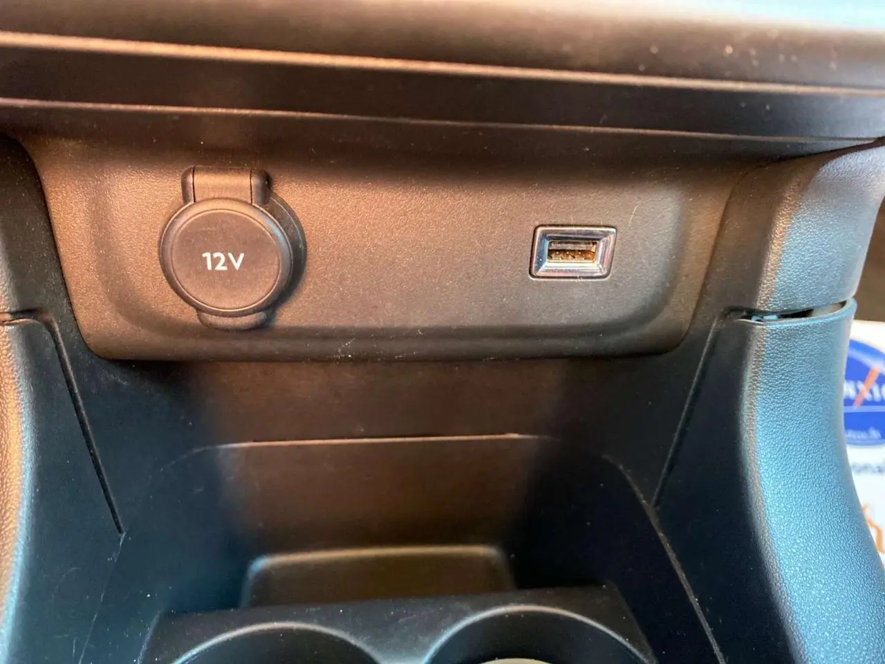 Prise 12V et port USB en gros plan dans l'habitacle de la Citroën C3 Gris Artense 2022.