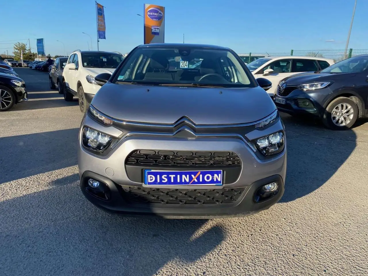 Vue avant d'une Citroën C3 1.2L Feel Pack 2022 gris Artense avec calandre noire et phares LED.