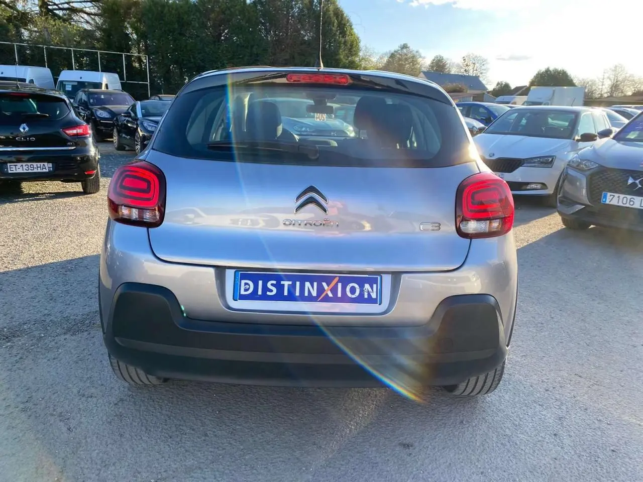 Vue arrière d'une Citroën C3 gris Artense 2022 avec feux LED et pare-chocs noir mat dans un parking extérieur.