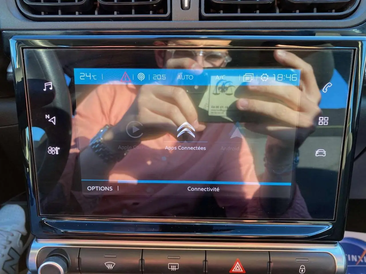 Écran tactile central de la Citroën C3 2022 gris Artense, affichant les options de connectivité et commandes multimédia.