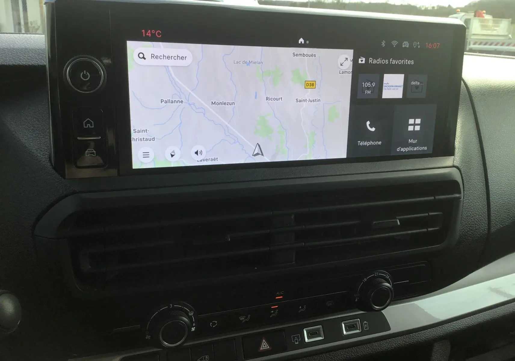 Écran tactile central avec navigation et commandes climatisation dans l’habitacle du Fiat Scudo Fourgon blanc 2024.