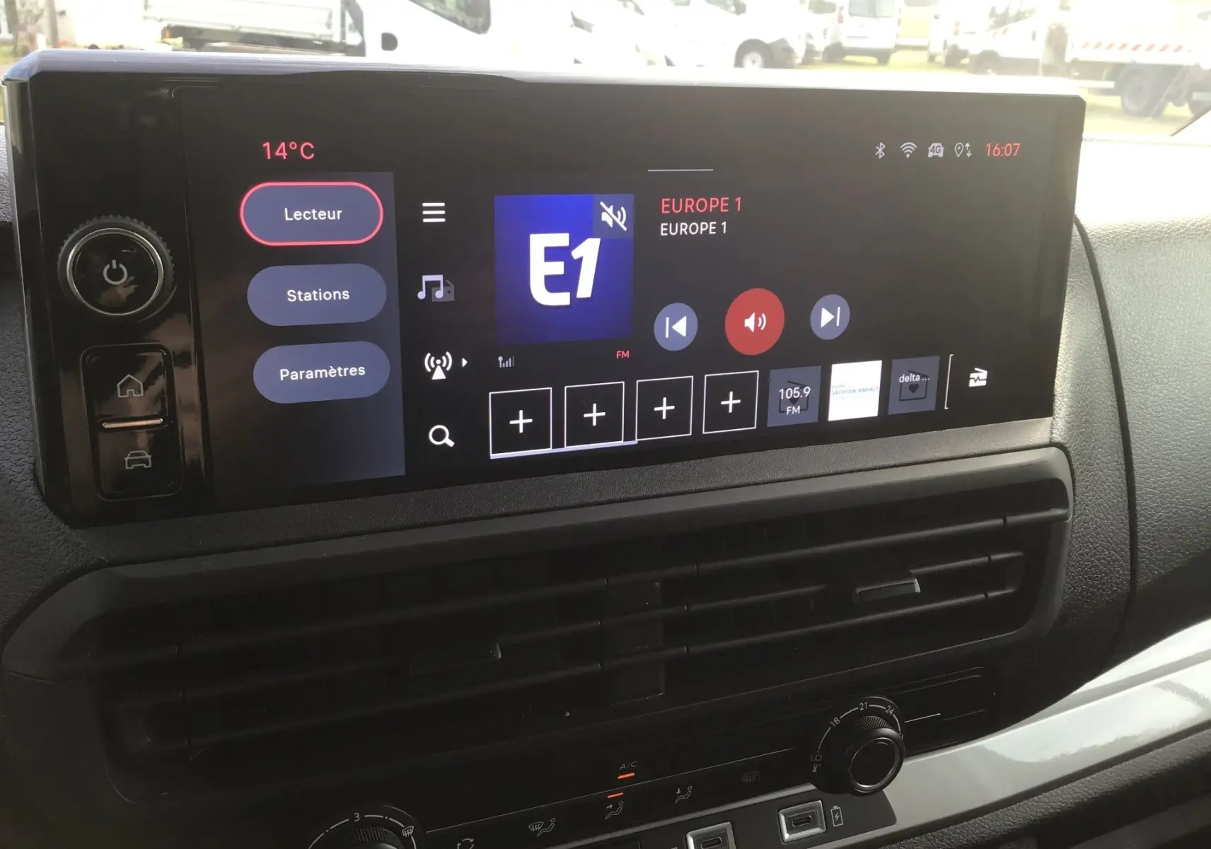 Écran tactile central du tableau de bord du Fiat Scudo Fourgon blanc 2024, affichant la radio Europe 1.