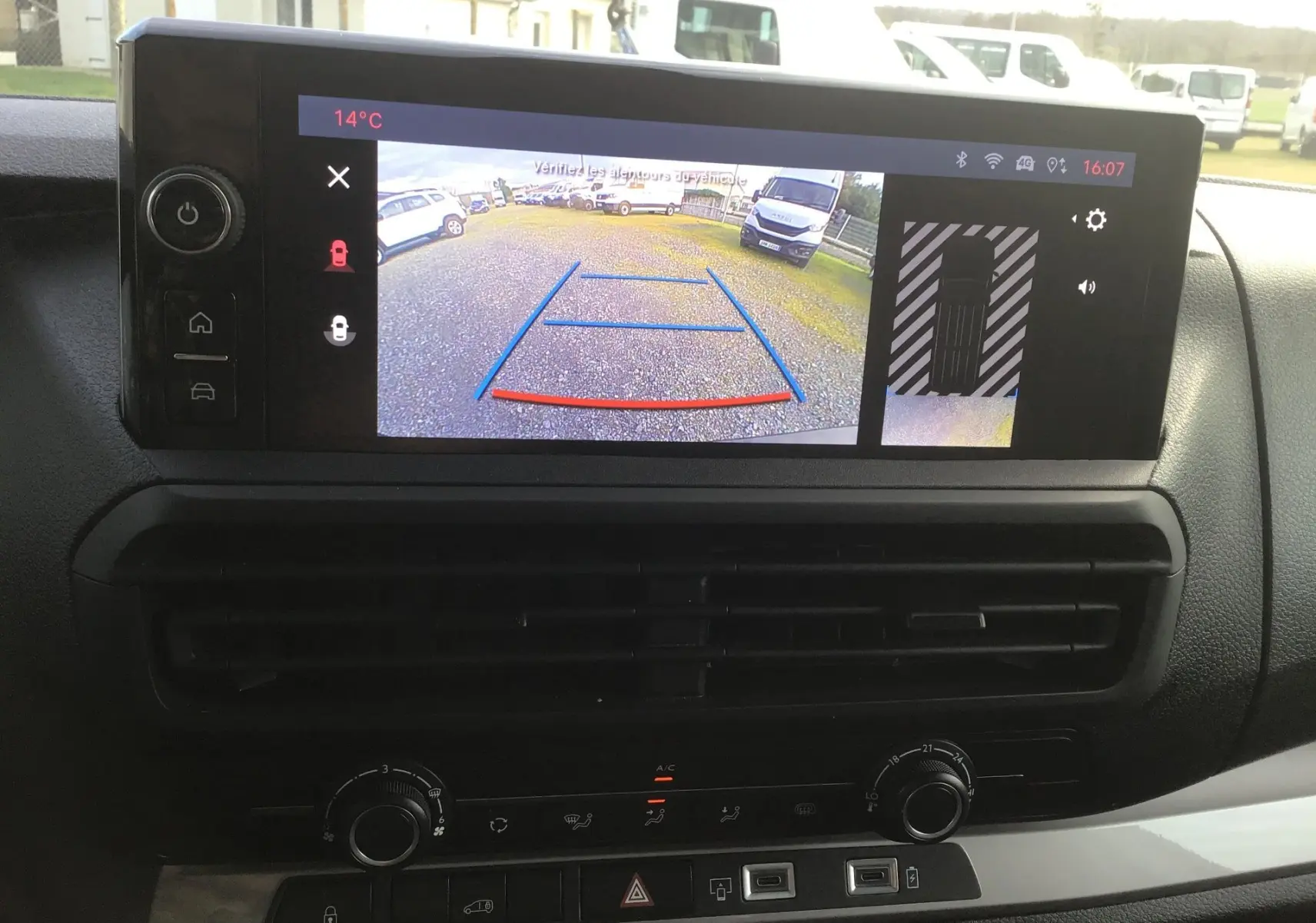 Écran central montrant la caméra de recul du Fiat Scudo Fourgon blanc, vue intérieure du tableau de bord.