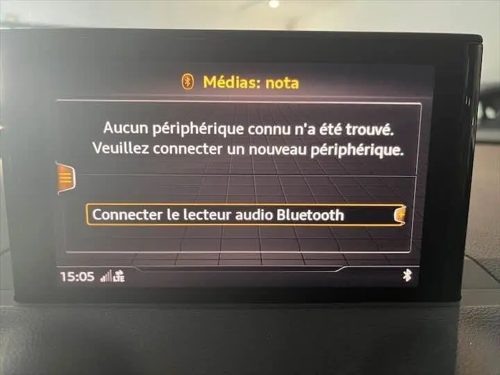 Écran multimédia de l'Audi Q2 35 TFSI 2020 affichant un message de connexion Bluetooth, intérieur noir.