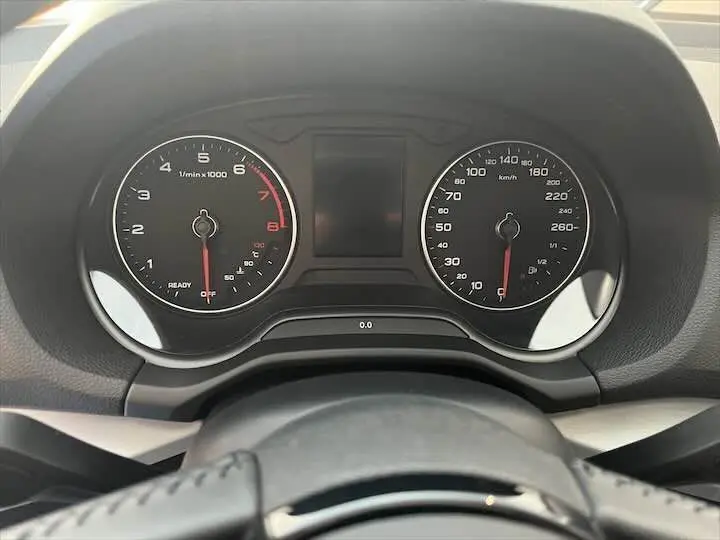 Tableau de bord de l'Audi Q2 35 TFSI 2020 avec compte-tours et compteur de vitesse analogiques, vue frontale rapprochée.