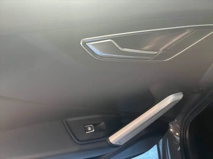 Poignée de porte intérieure grise et noire de l'Audi Q2 35 TFSI vue côté droit.