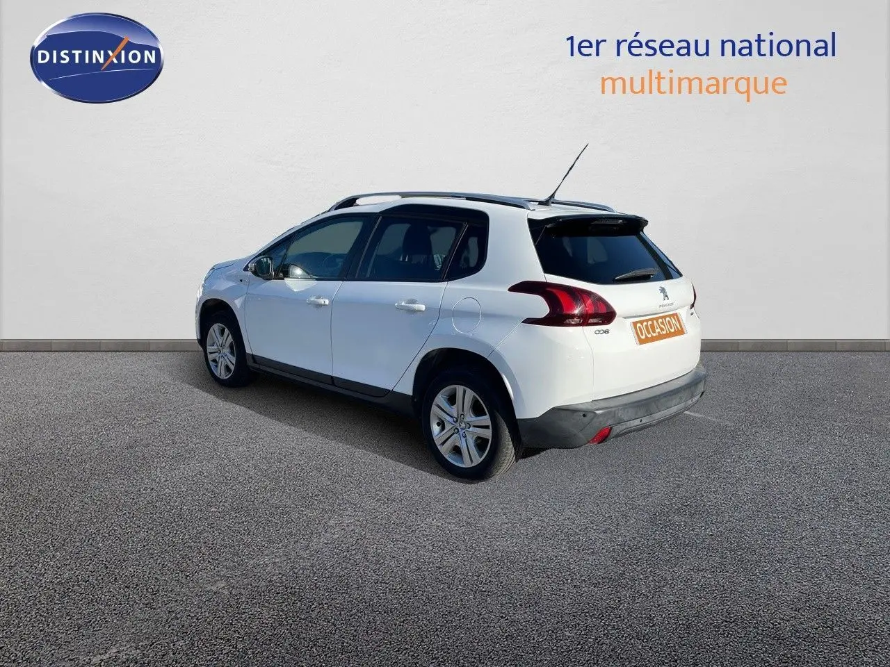 Vue 3/4 arrière droite d'un Peugeot 2008 blanc de 2017 avec toit noir et feux arrière LED distinctifs.