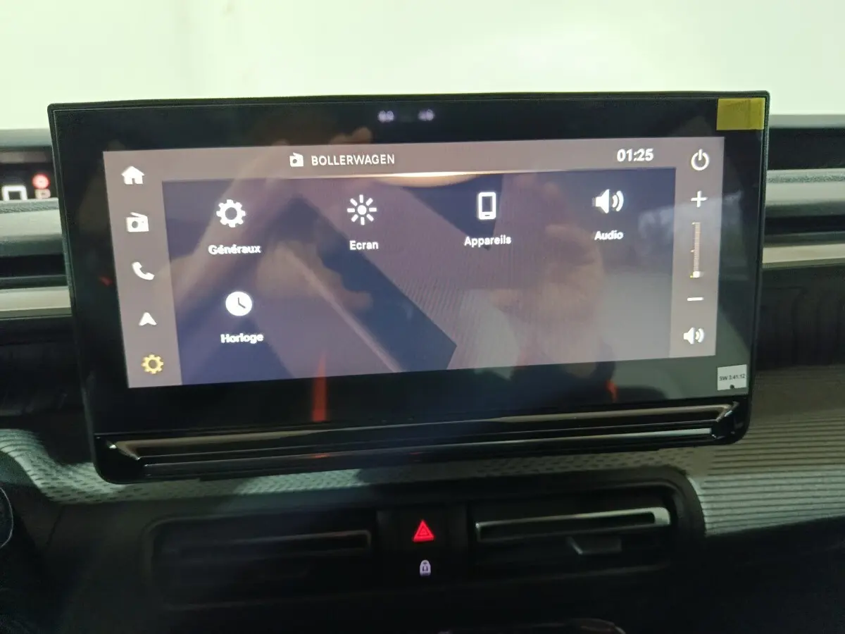 Écran tactile central 10,25 pouces du tableau de bord de la Citroën C3 hybride 2025, vue frontale rapprochée.