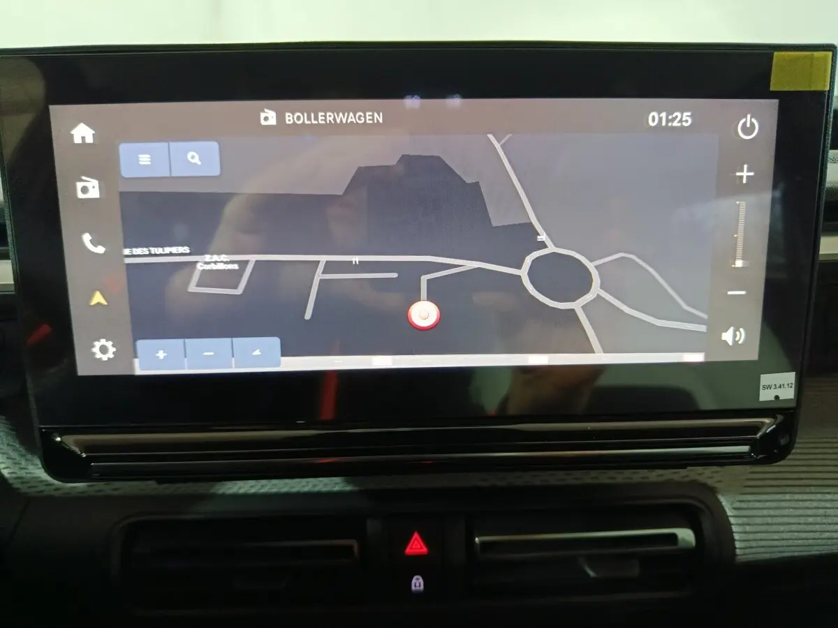 Écran tactile central affichant la navigation 3D dans l’habitacle de la Citroën C3 Hybride noire, vue de face.