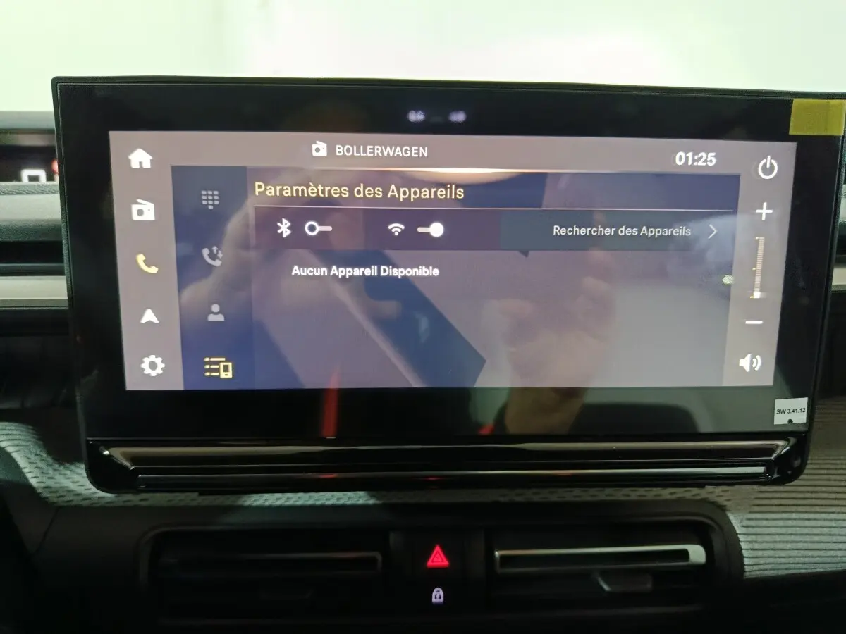 Écran tactile central affichant les paramètres Bluetooth dans l'habitacle noir du Citroën C3 hybride 2025.