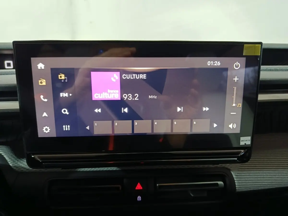 Écran tactile central de 10,25 pouces affichant la radio FM dans l'habitacle d'une Citroën C3 hybride noire.