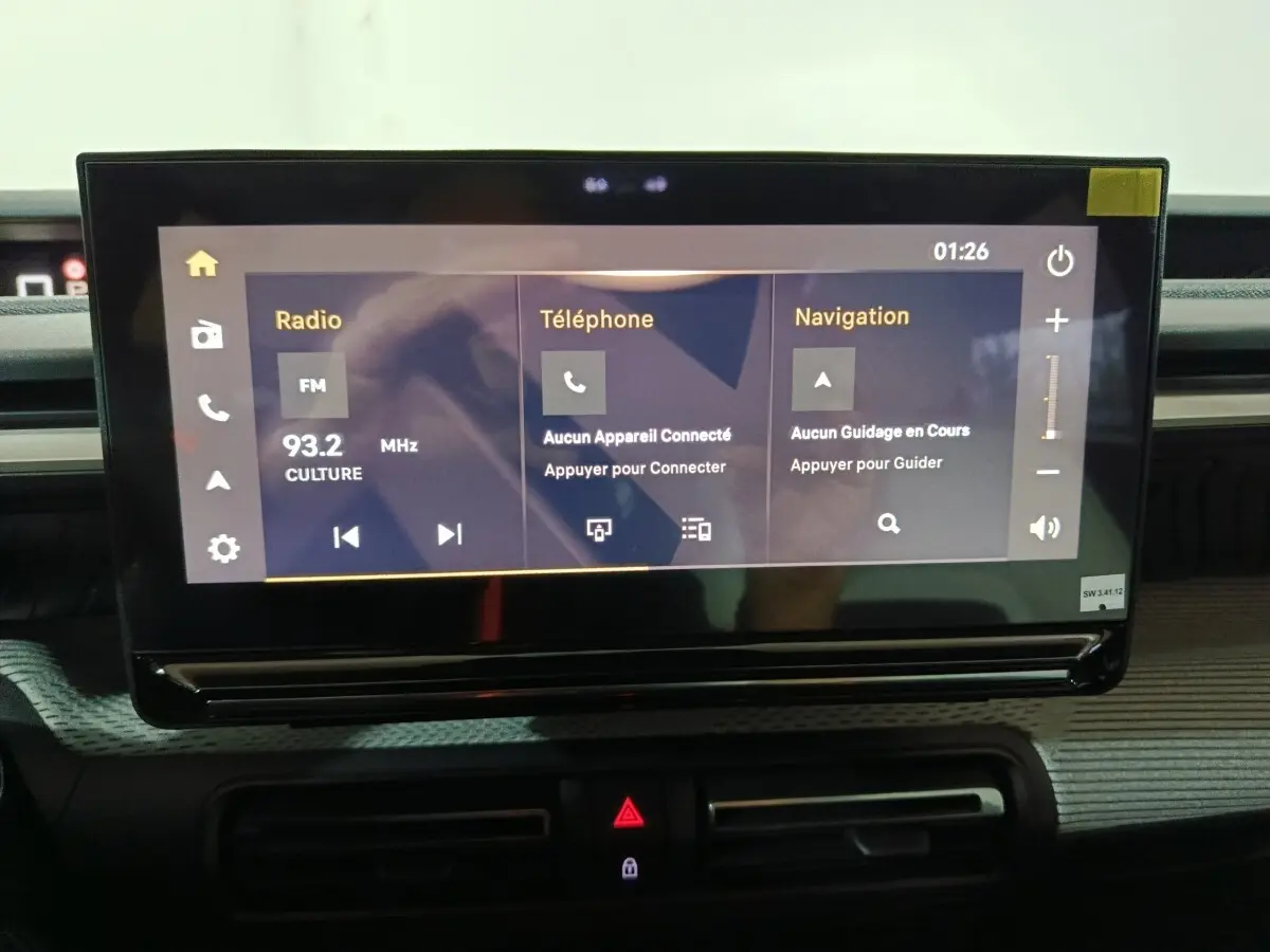 Écran tactile central de 10,25 pouces du tableau de bord de la Citroën C3 hybride noire, vue frontale.