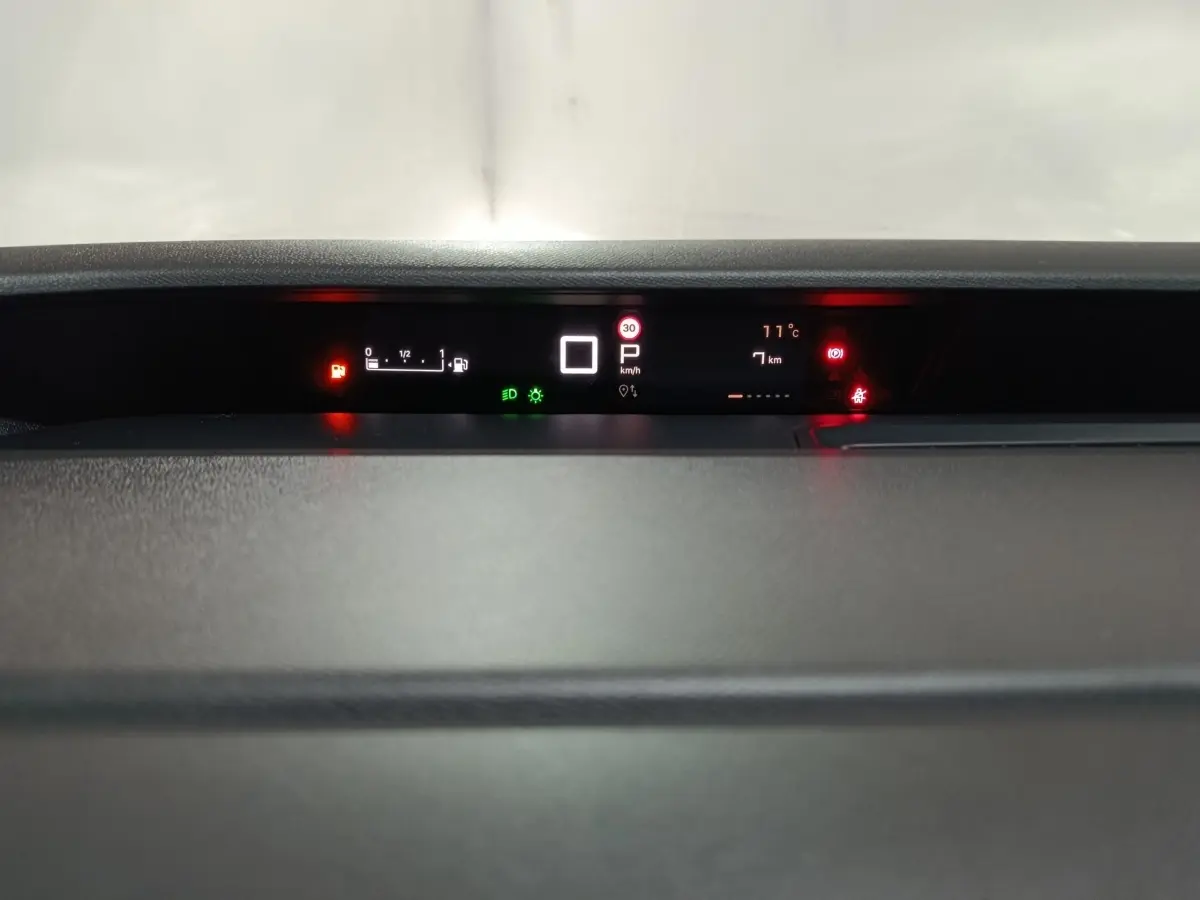 Affichage numérique du combiné instruments de la Citroën C3 hybride 2025, vue frontale rapprochée du tableau de bord.