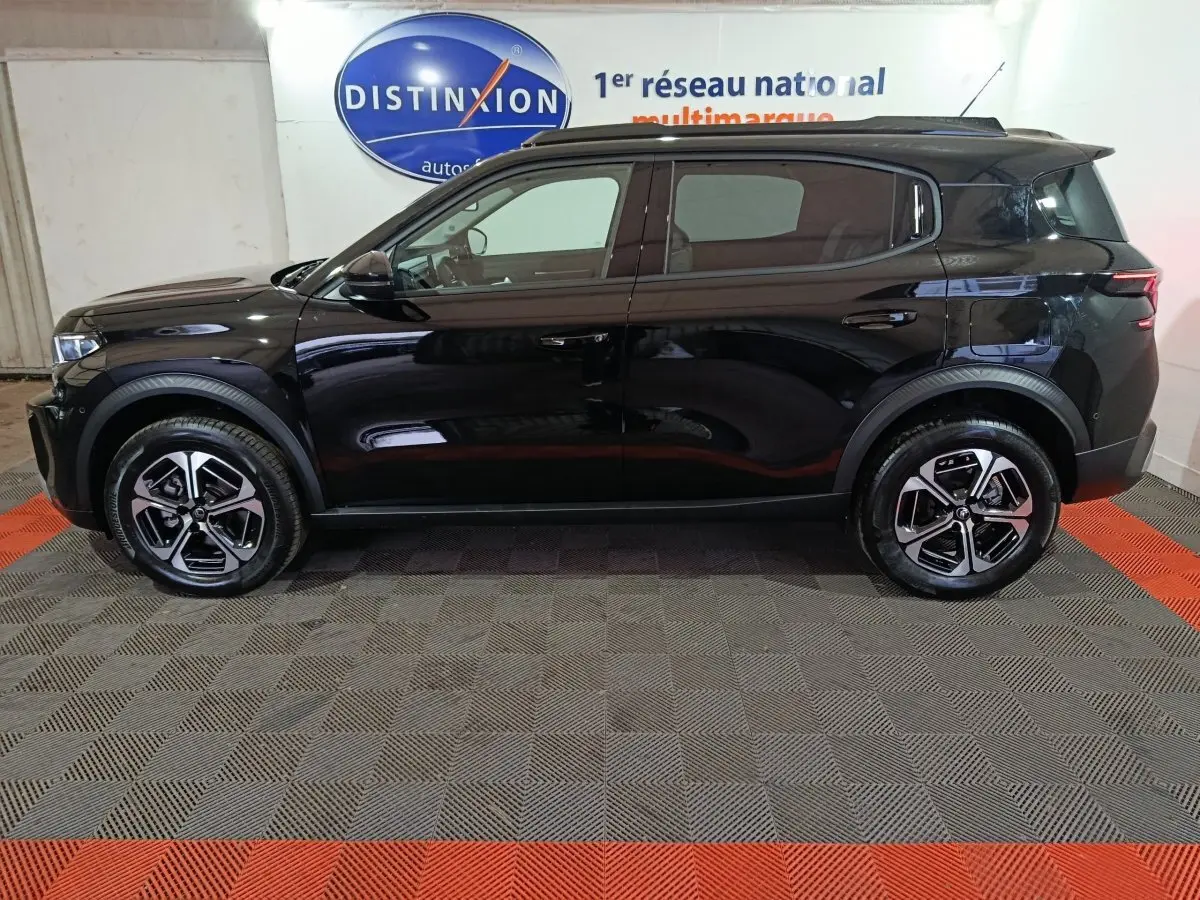 Vue de profil côté gauche d'un Citroën C3 Hybride 136 e-DSC6 MAX noir, avec jantes alliage et vitres teintées.