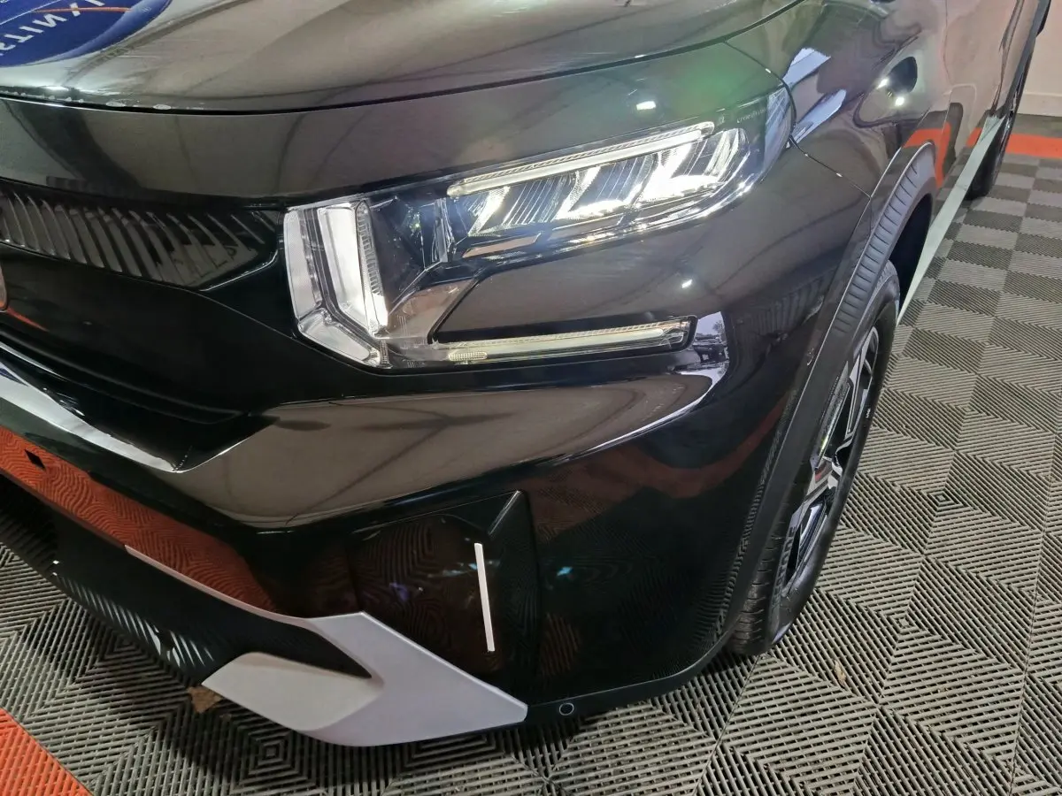 Gros plan sur l'avant droit noir brillant de la Citroën C3 Hybride 136 e-DSC6 MAX avec phare LED et jante visible.