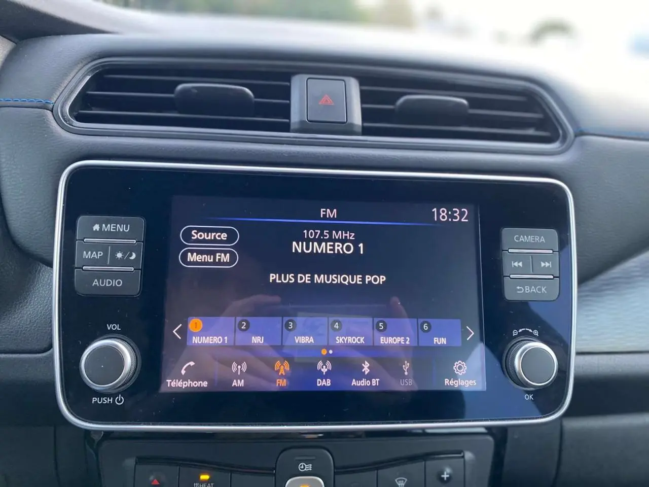 Écran tactile multimédia 7 pouces de la Nissan Leaf 40 kWh N-Connecta, affichant la radio FM à 18h32.