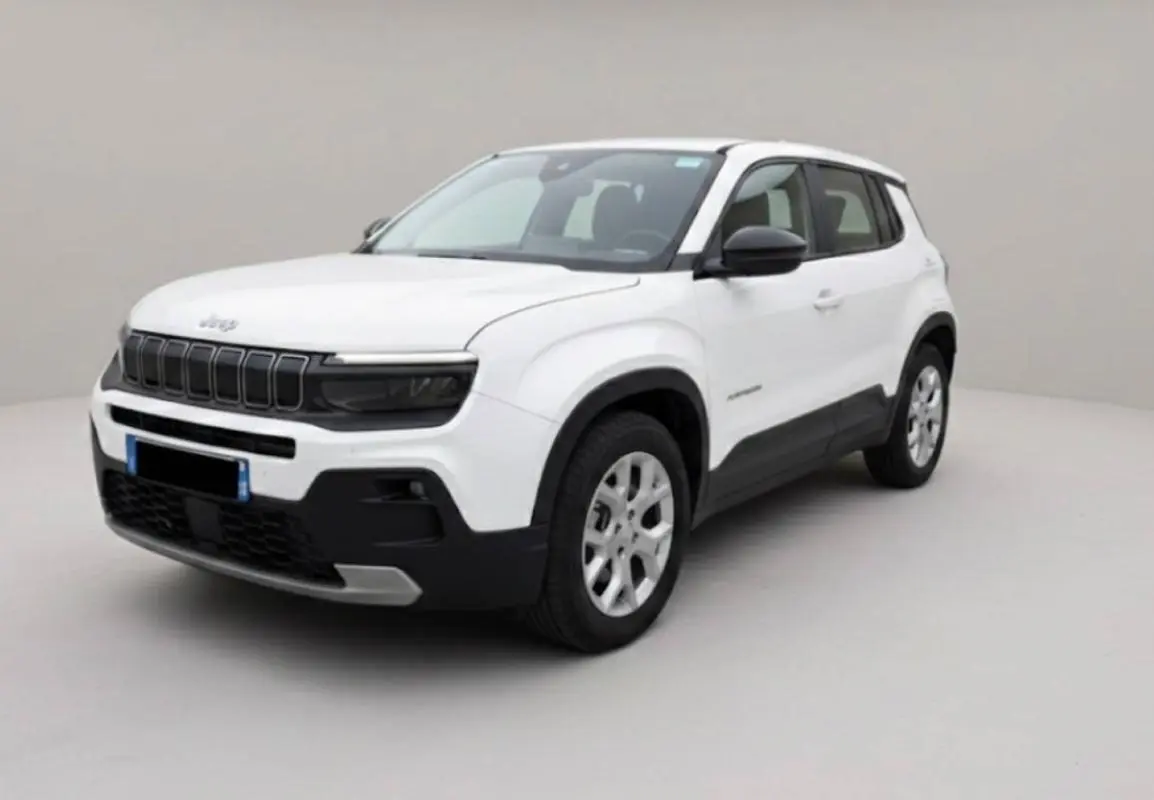 Jeep Compass blanc en vue 3/4 avant droit, avec calandre noire et jantes alliage 18 pouces visibles.