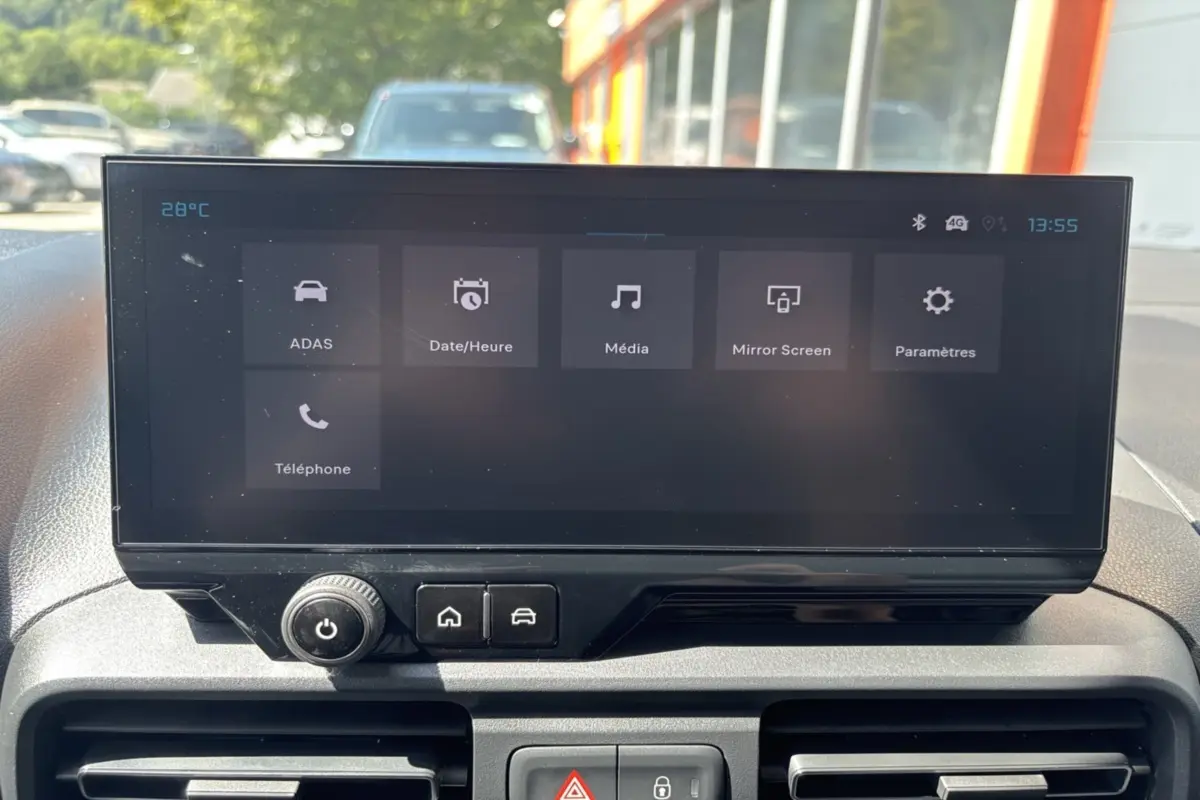 Écran tactile central du tableau de bord du Citroën Berlingo 2026, affichant les menus ADAS, Média et Téléphone.