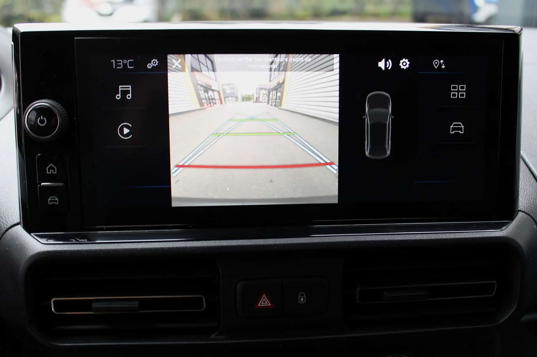 Écran central du Peugeot Partner Fourgon 2025 montrant la caméra de recul avec guidage coloré.