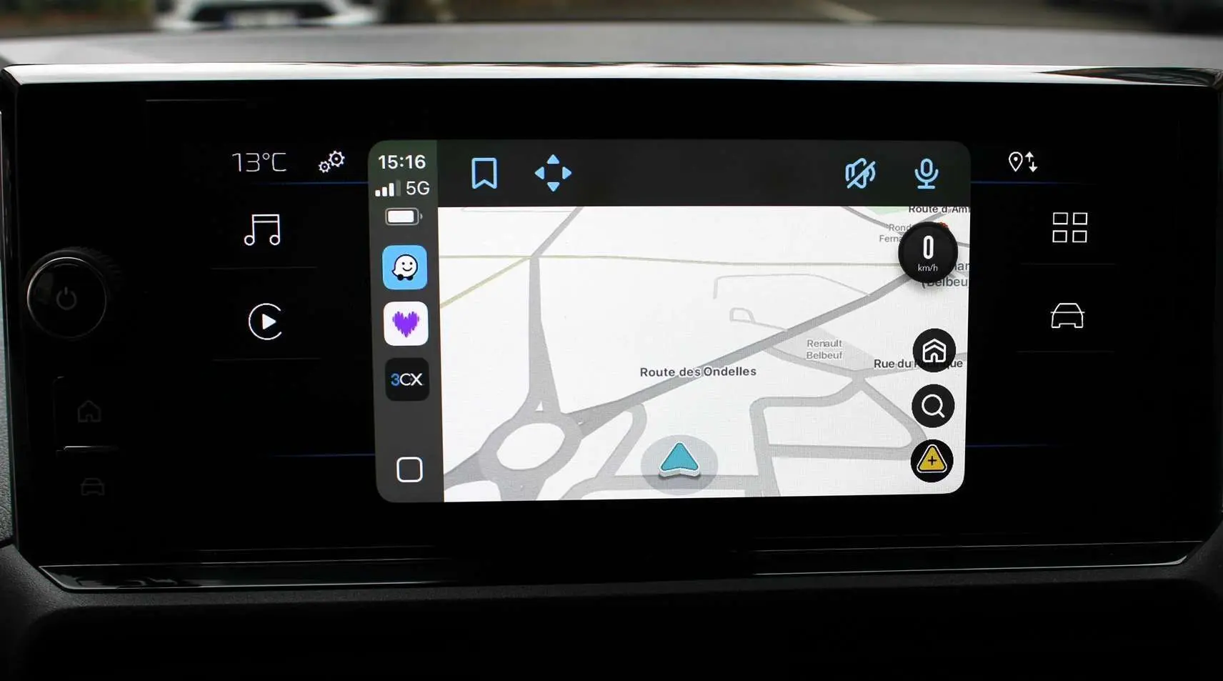Écran tactile central du Peugeot Partner Fourgon 2025 affichant la navigation avec interface moderne et commandes tactiles.