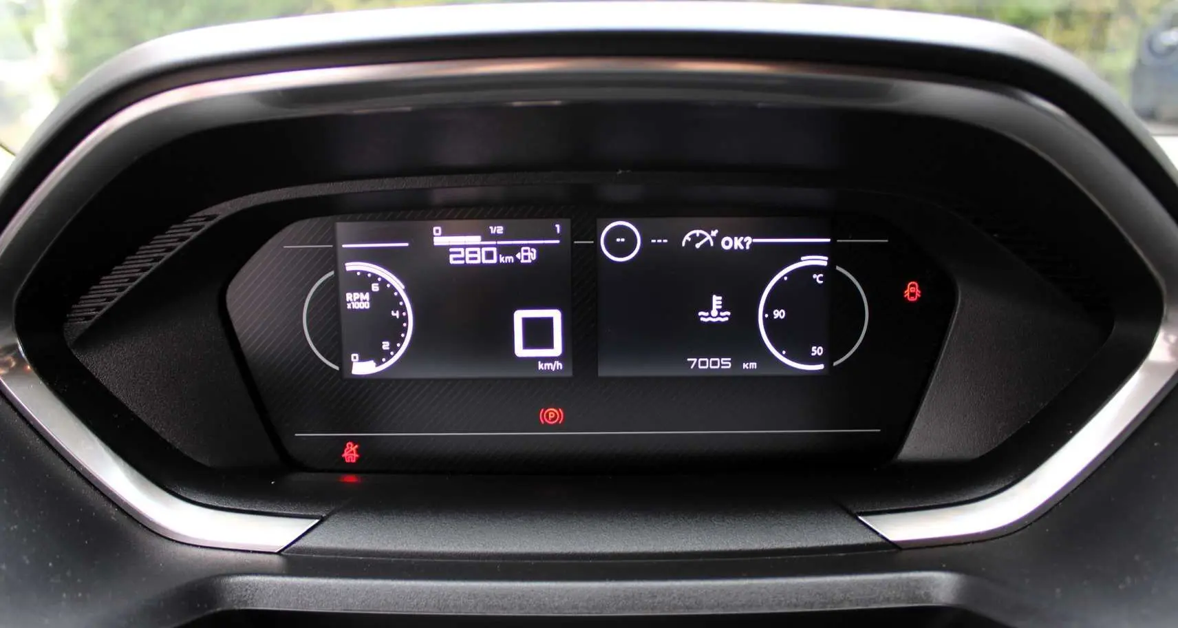 Tableau de bord numérique du Peugeot Partner Fourgon 2025 affichant la vitesse, le régime moteur et la température moteur.