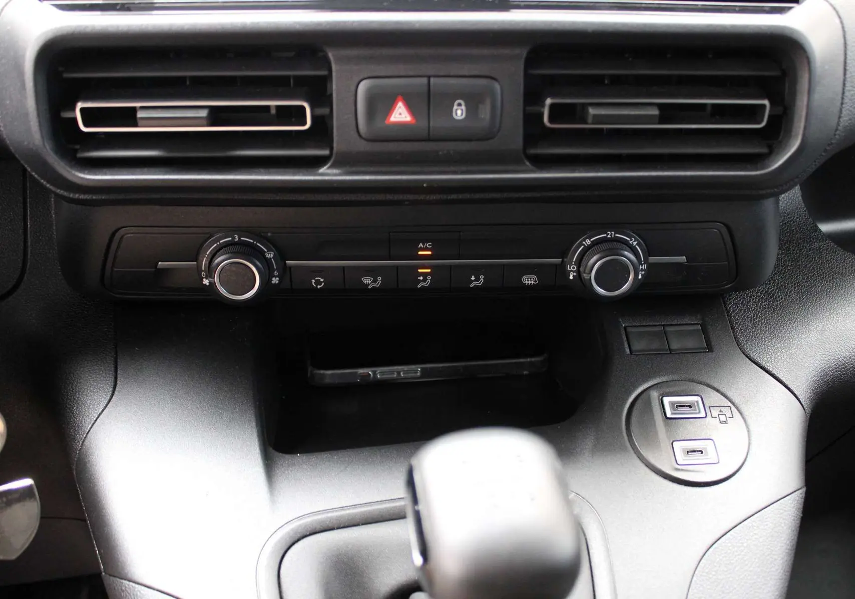 Vue rapprochée de la console centrale du Peugeot Partner Fourgon blanc 2025 avec commandes climatisation et boîte manuelle.