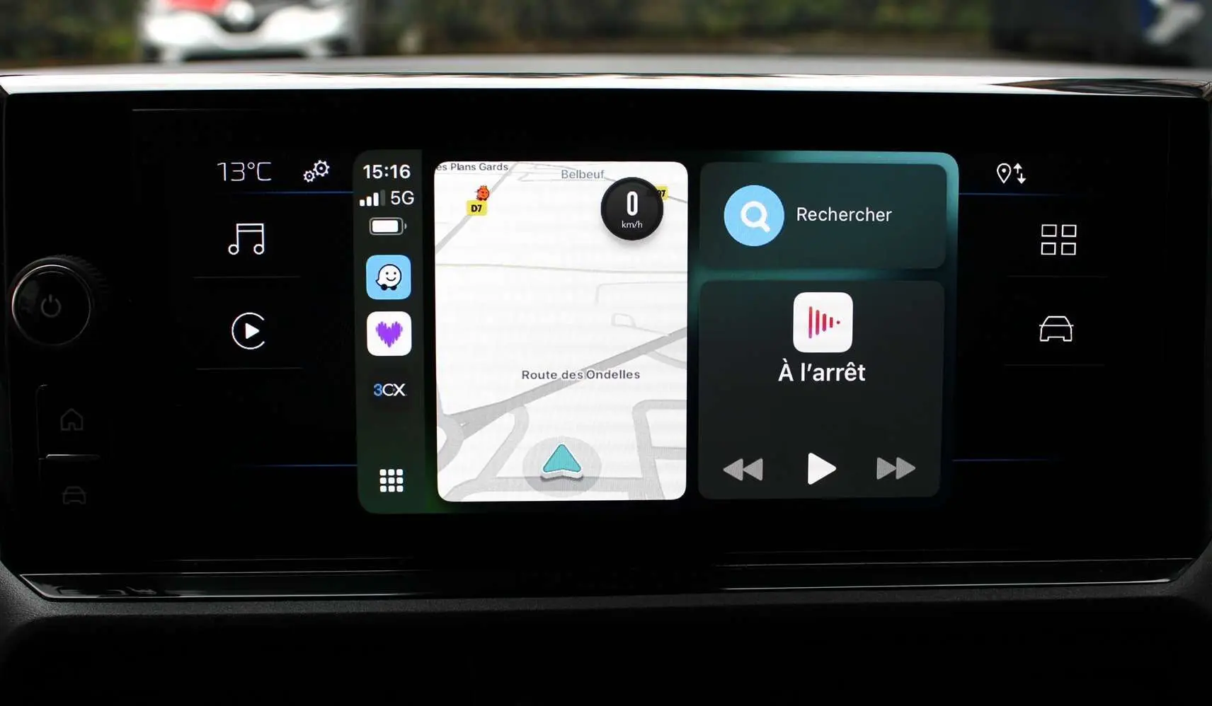 Écran tactile central du Peugeot Partner Fourgon 2025 affichant navigation et commandes multimédia.