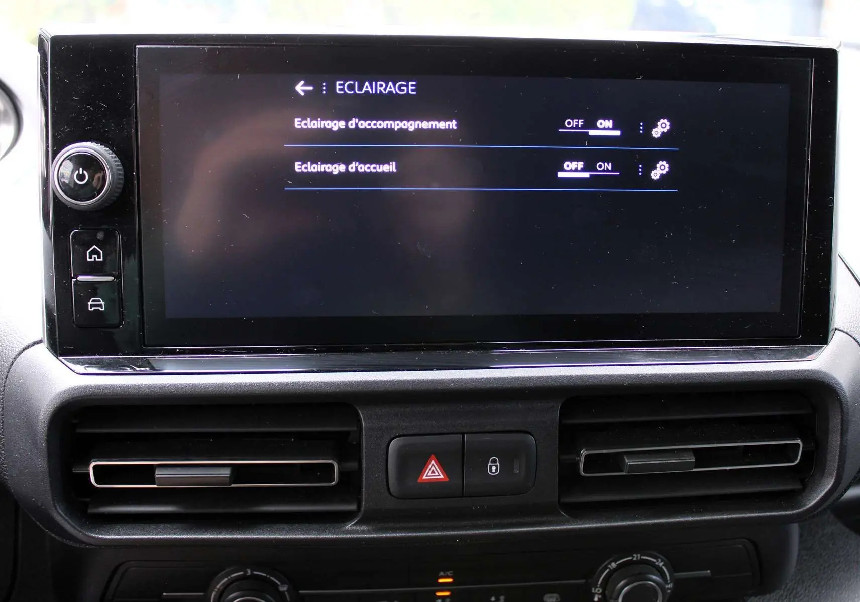 Intérieur du Peugeot Partner Fourgon 2025 montrant l'écran tactile et les commandes de climatisation en plan rapproché.