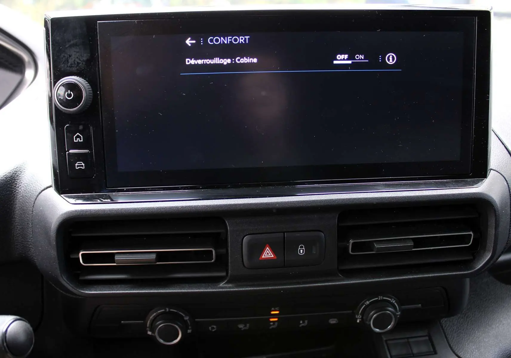 Écran tactile central et commandes de climatisation du tableau de bord du Peugeot Partner Fourgon blanc 2025.