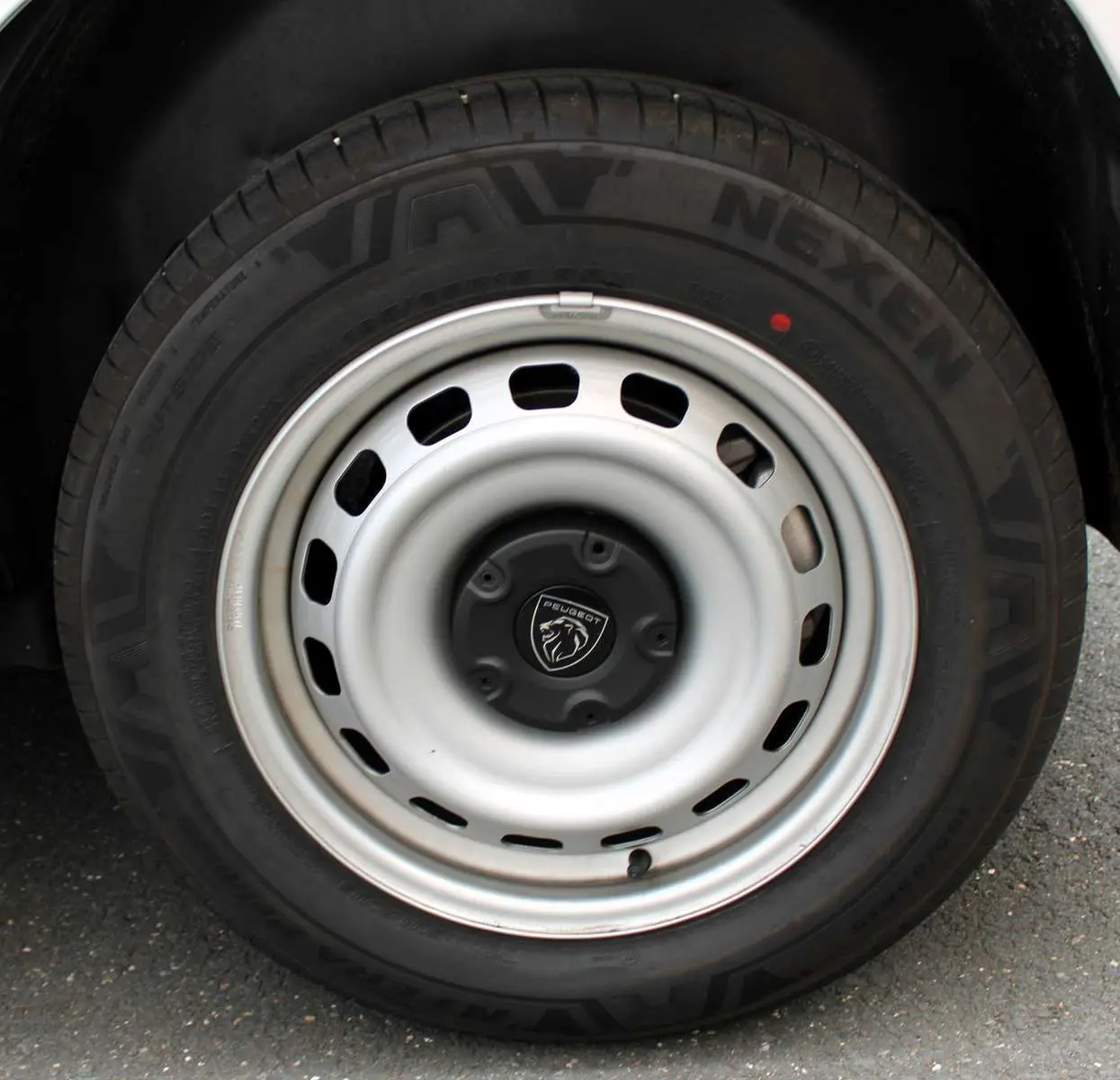 Gros plan sur la roue acier blanche du Peugeot Partner Fourgon 2025 avec logo lion au centre du moyeu.