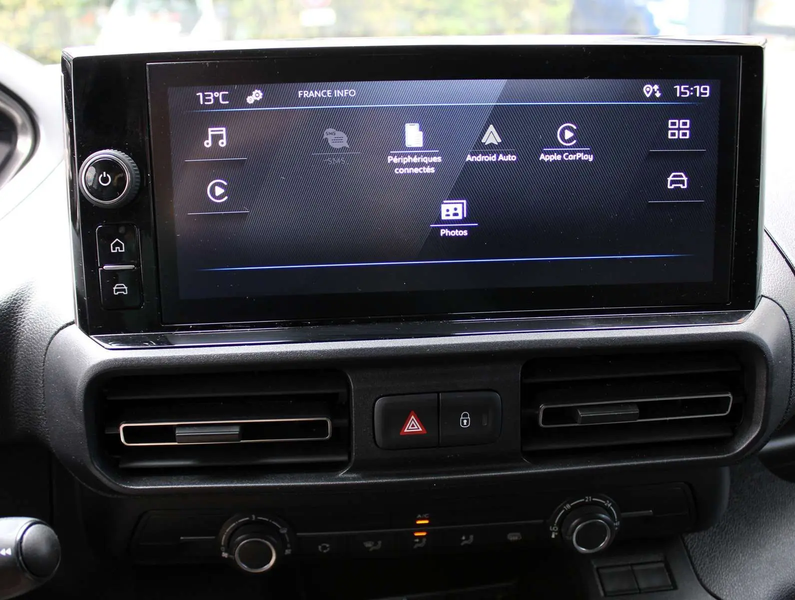 Écran tactile central du tableau de bord du Peugeot Partner Fourgon 2025, affichant les options de connectivité et multimédia.