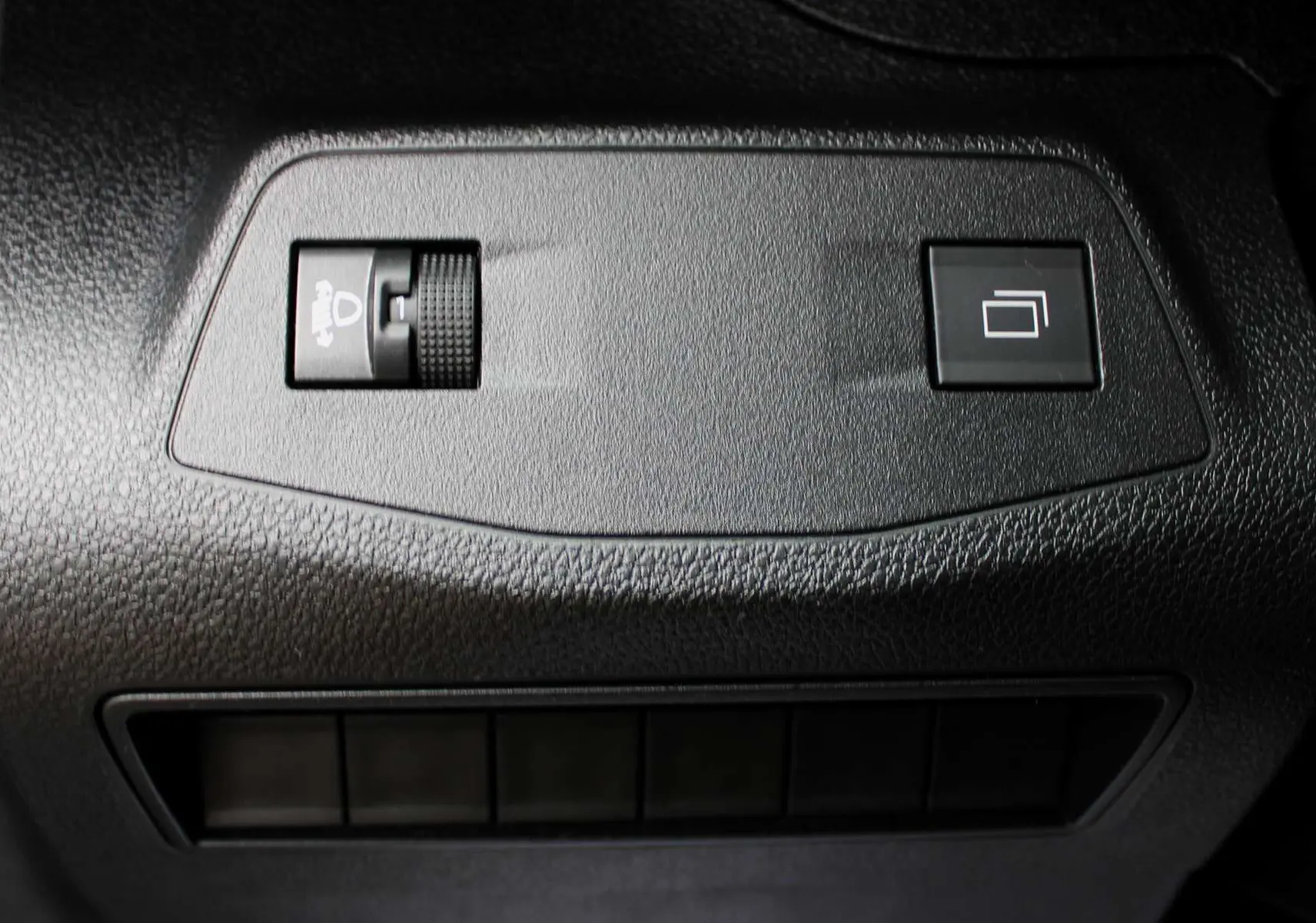 Gros plan sur les commandes d'éclairage et de tableau de bord du Peugeot Partner Fourgon blanc 2025.