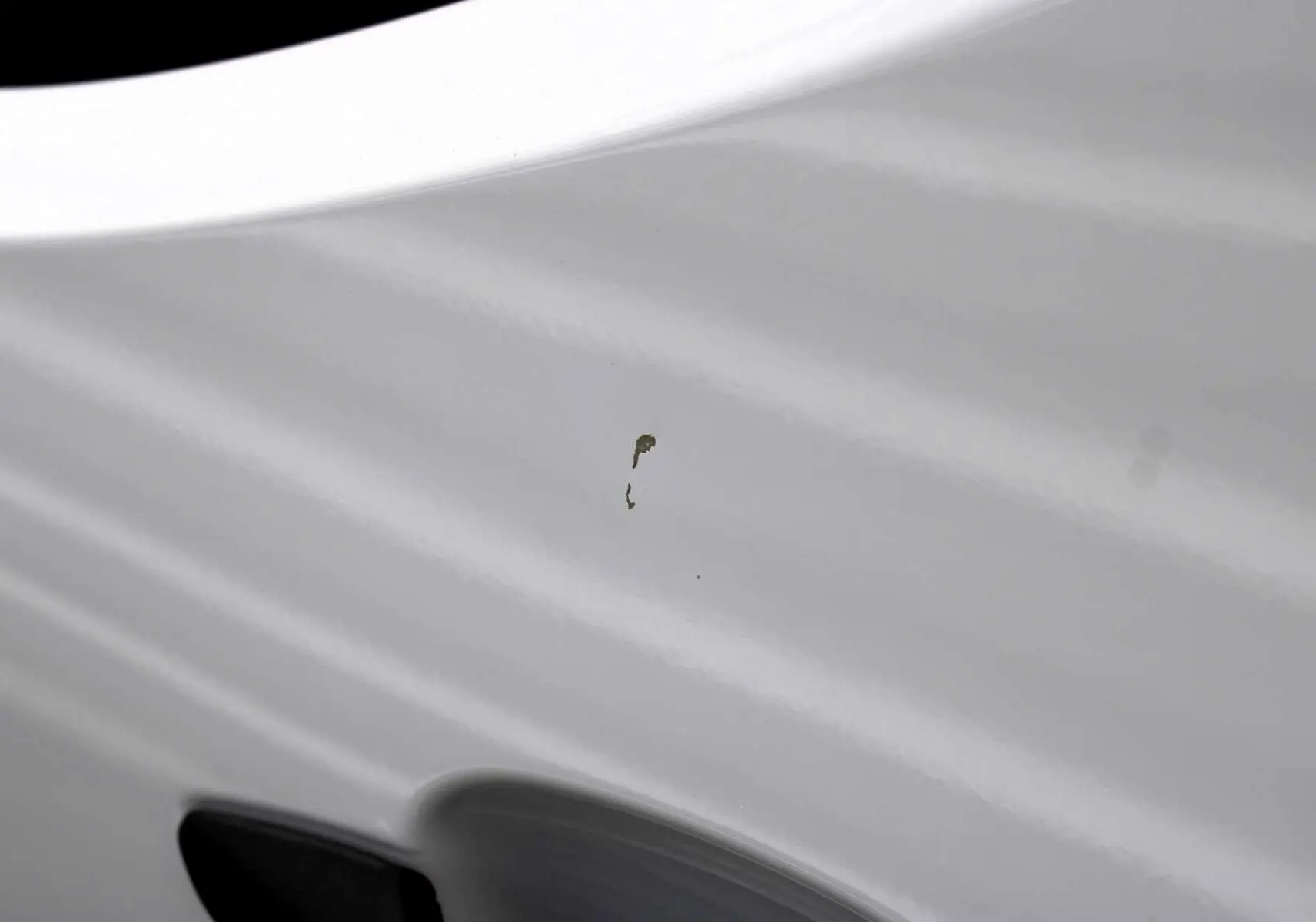 Gros plan sur la porte blanche du Peugeot Partner Fourgon 2025, mettant en valeur la poignée noire et la carrosserie lisse.