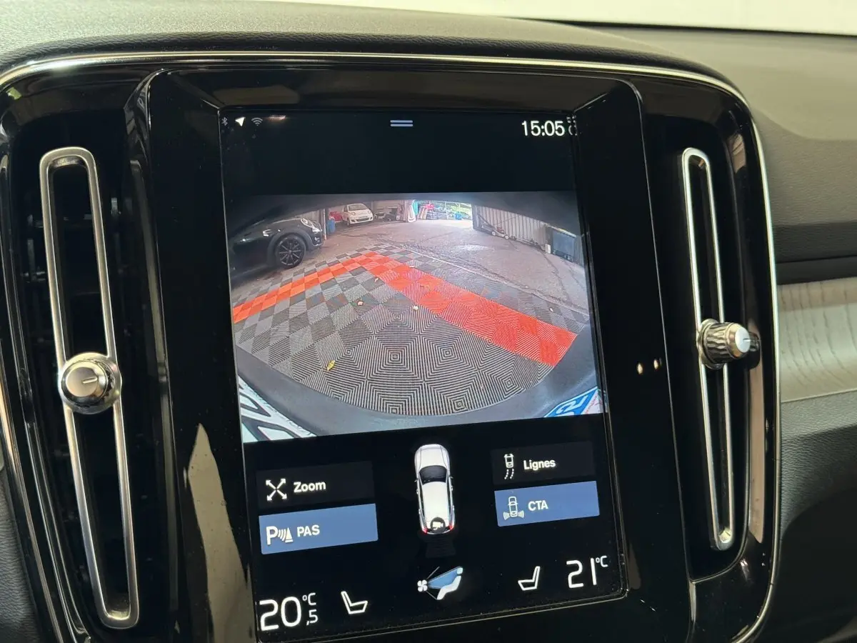 Écran tactile central montrant la caméra de recul du Volvo XC40 Recharge T5 noir, vue intérieure du tableau de bord.