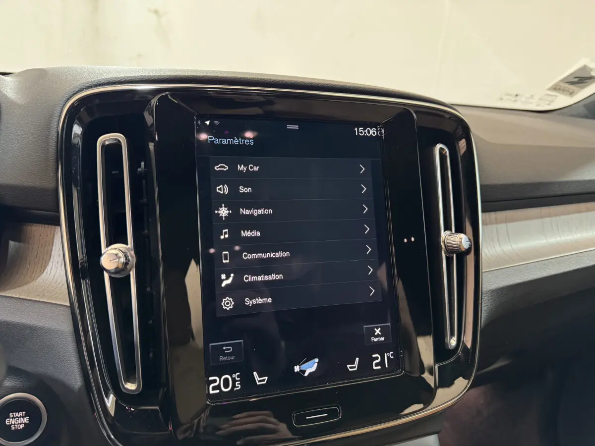 Vue rapprochée de l’écran tactile central noir du tableau de bord du Volvo XC40 Recharge T5 Inscription 2021.