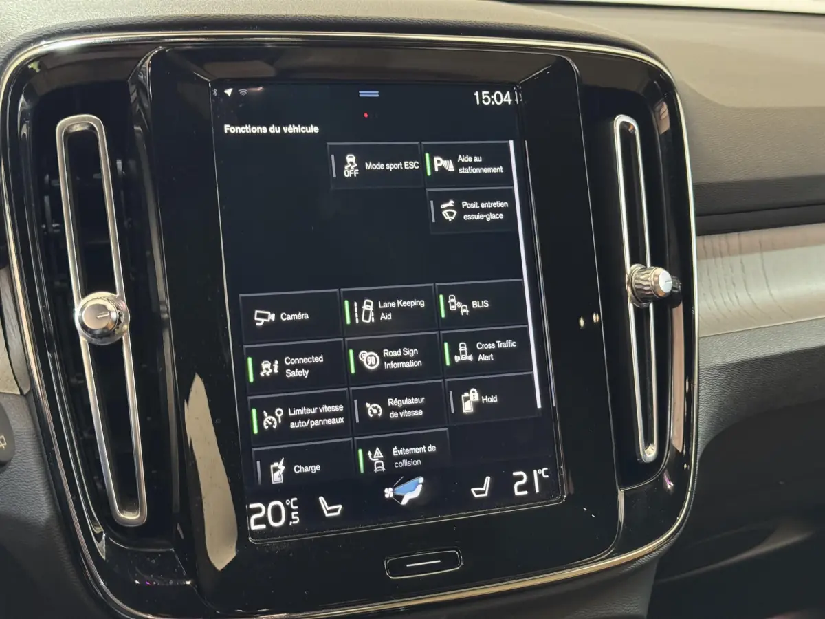 Écran tactile central du tableau de bord noir du Volvo XC40 Recharge T5 Inscription, affichant les fonctions du véhicule.